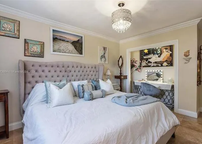 Luxury Waterfront Villa, With Private Hot Tub, Beachs, Aventura Mall Casinos, Restaruants