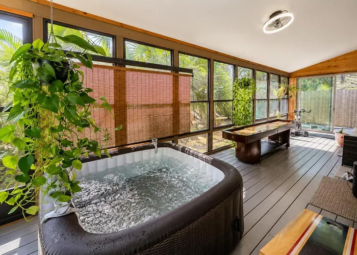 Waterfront Zen-Dock, Paddleboards, Jacuzzi & Games