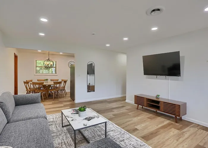 Stylish And Accessible 5 Bedroom, 2 Bathroom Home In Cranberry, Pittsburgh