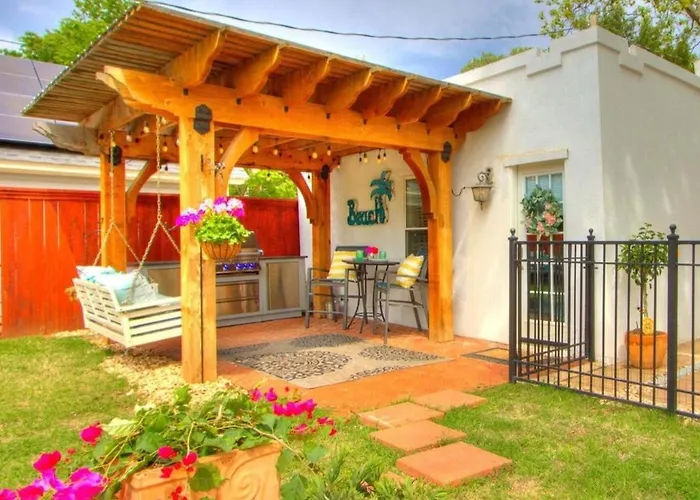 Carriage House In Historic Neighborhood
