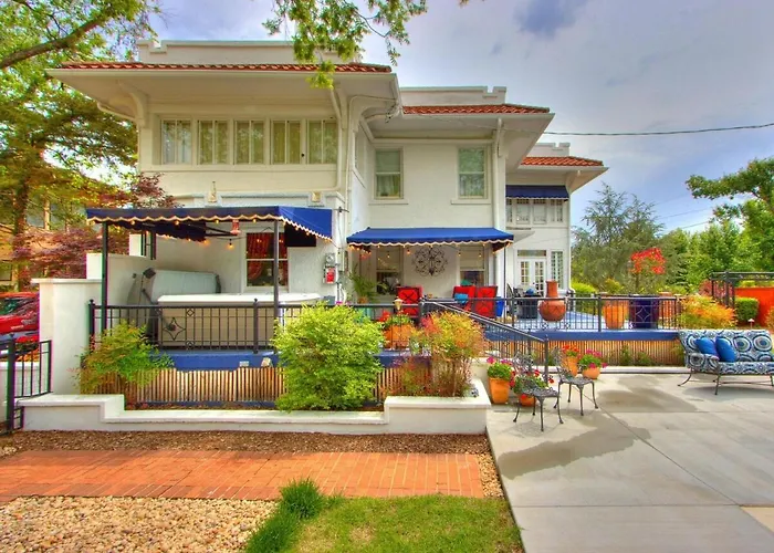 Carriage House In Historic Neighborhood
