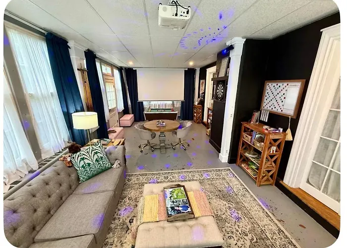 Great Northern Guest House King Suite 4