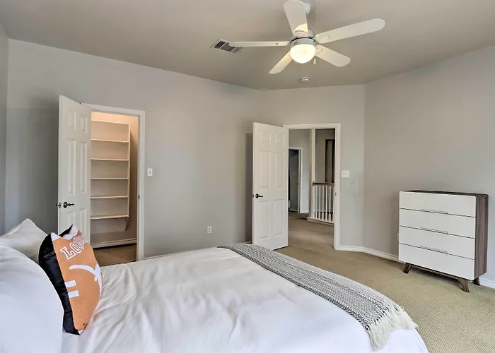 Airy Villa In Austin W/ Badminton/Volleyball Court