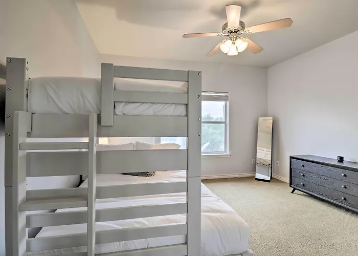Airy Villa In Austin W/ Badminton/Volleyball Court