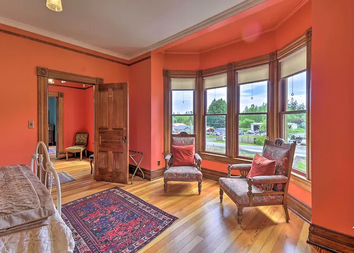 Historic, Victorian Villa W/ Park On-Site