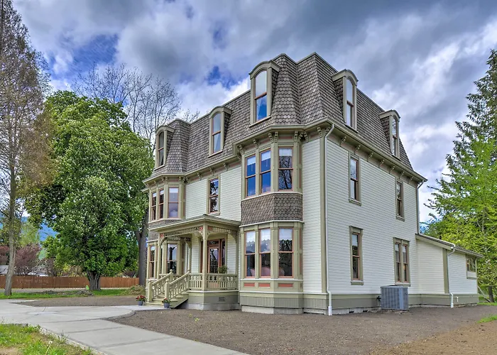 Historic, Victorian Villa W/ Park On-Site