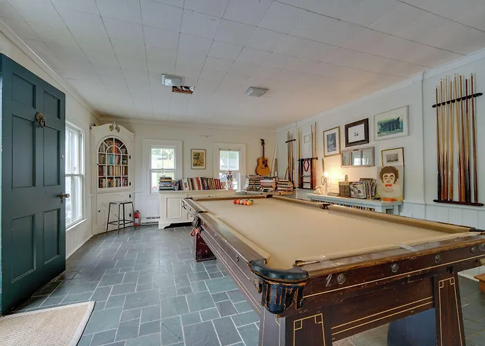 Gorgeous Victorian-Style House W/ Hilltop Pool!