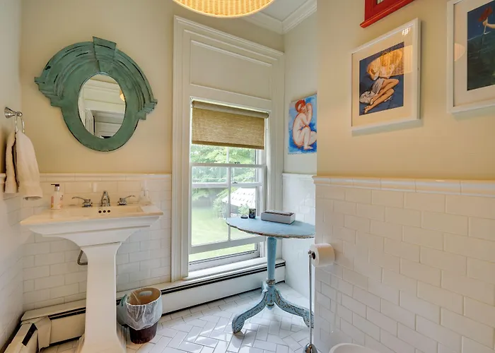 Gorgeous Victorian-Style House W/ Hilltop Pool!