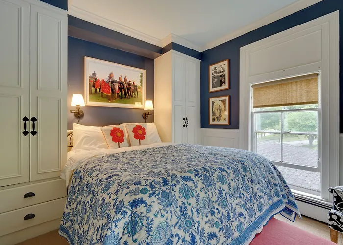 Gorgeous Victorian-Style House W/ Hilltop Pool!