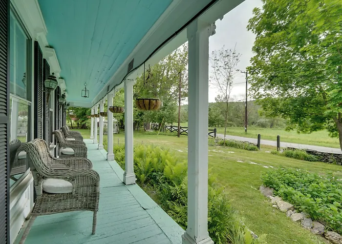 Gorgeous Victorian-Style House W/ Hilltop Pool!
