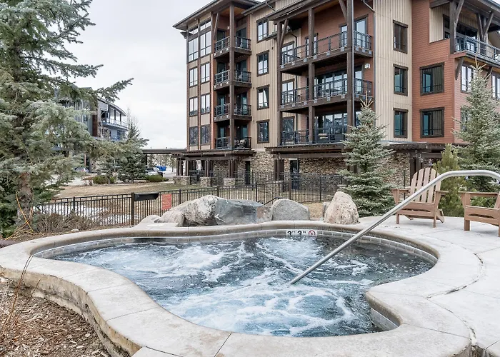 Hotels with pool Trailhead Lodge