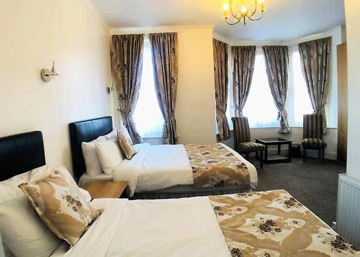 Ilfracombe House Hotel - Near Cliffs Pavilion