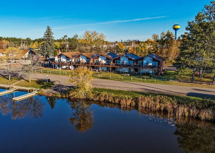 Bridge Inn Tomahawk - Suite 101, Kitchen, 1 Kind Size Bed, 2 Futons, Walkout, River View