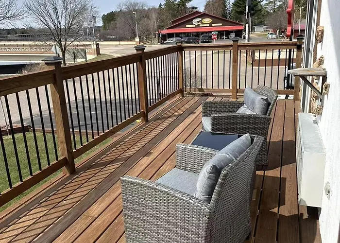 Bridge Inn Tomahawk - Suite 201, Kitchen, Hot Tub, Fireplace, Balcony, River View