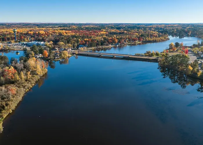 Bridge Inn Tomahawk - Suite 201, Kitchen, Hot Tub, Fireplace, Balcony, River View