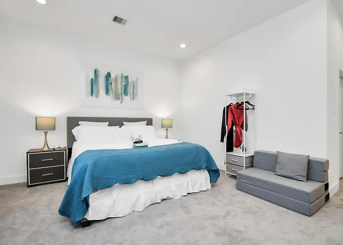 Rooftop Downtown Home - 2 Mins From Restaurants, Parks And Leisure Centres