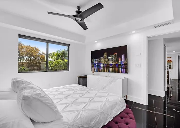Waterfront Luxe Pool, Hot Tub, Theater, Games&More