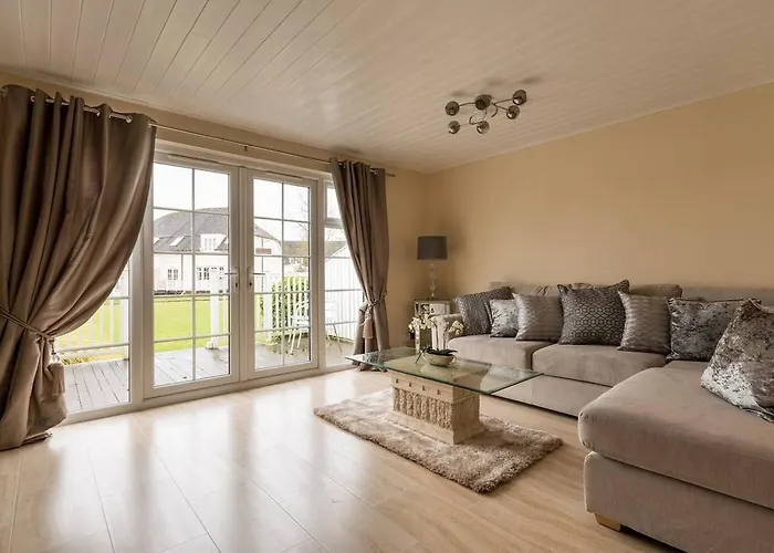 Luxury 3 Bed Home By The Lake