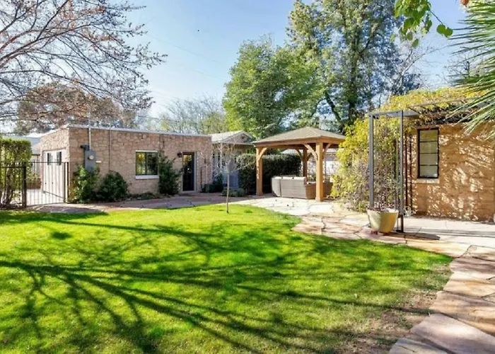 Best Little Guesthouse In Melrose! New Listing!