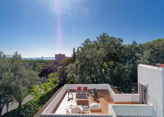 Villa With Private Pool And Garden In Marbella