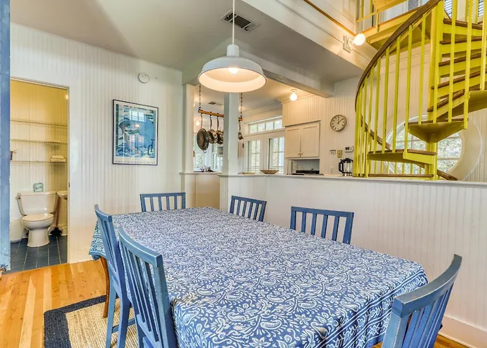 Hotel near College: Seaside
